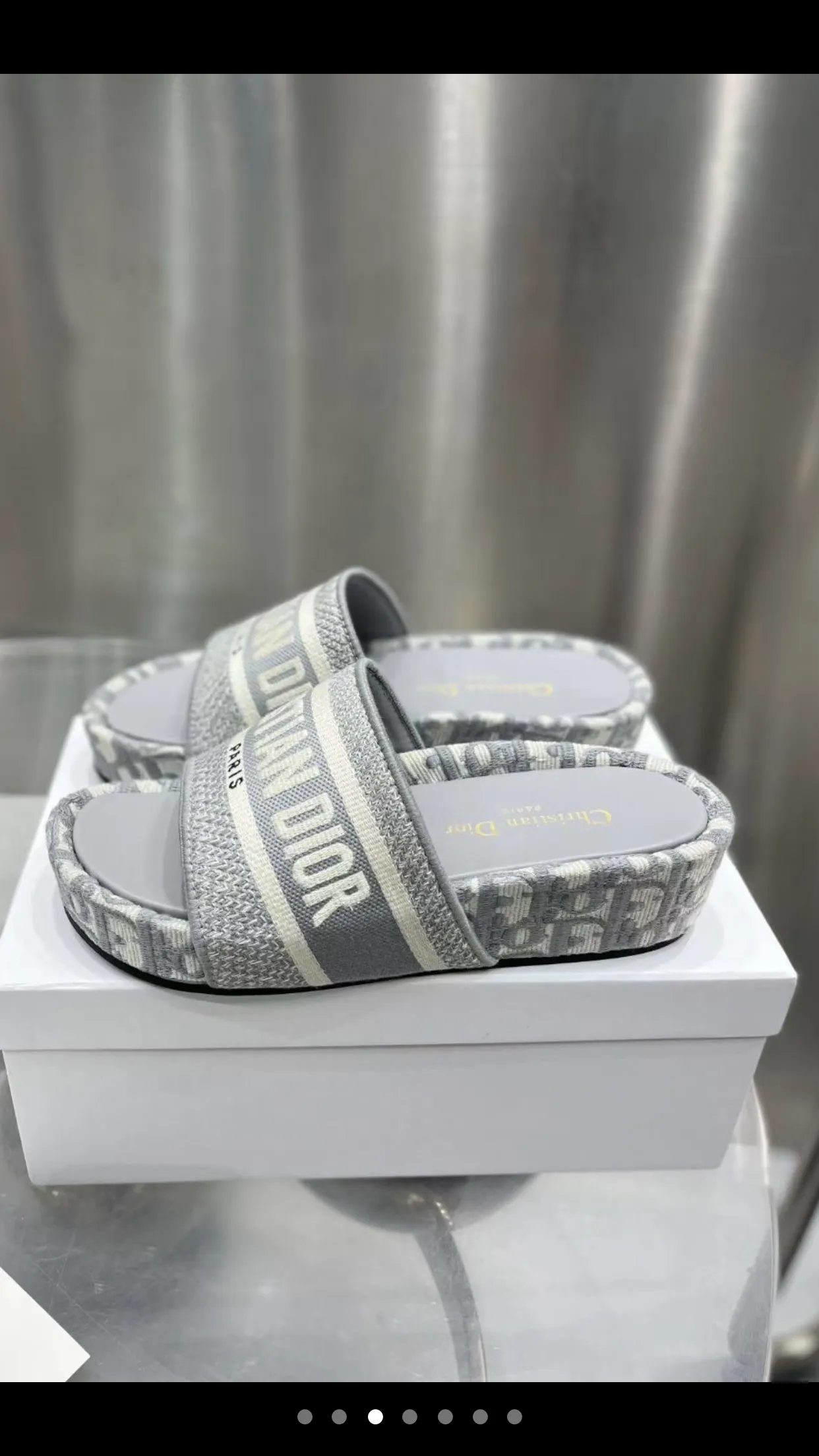 👟👟Ex-factory price 400👟👟 The classic best-selling model continues... 🎈The most popular pair of Dior DIOR wedge-heeled platform slippers DIORBLIQUE pattern jacquard embroidered prince, 🪡designed with classic logo embroidery craft elements. D’s most popular series in the past two years is really great! Super wow! 😘 Retro literary and fresh style, one of the must-have items in spring and summer 👏 💙Buy genuine products and reproduce them, synchronized with ten colors at the counter 💛High version of three-dimensional jacquard embroidered upper, cowhide lining 💚Original molded custom outsole, non-slip and wear-resistant Heel height: 5Cm, long legs to wear Comes with a full set of exquisite packaging Code number: 34-43 (34, 41, 42, 43 are custom-made and cannot be returned or exchanged)